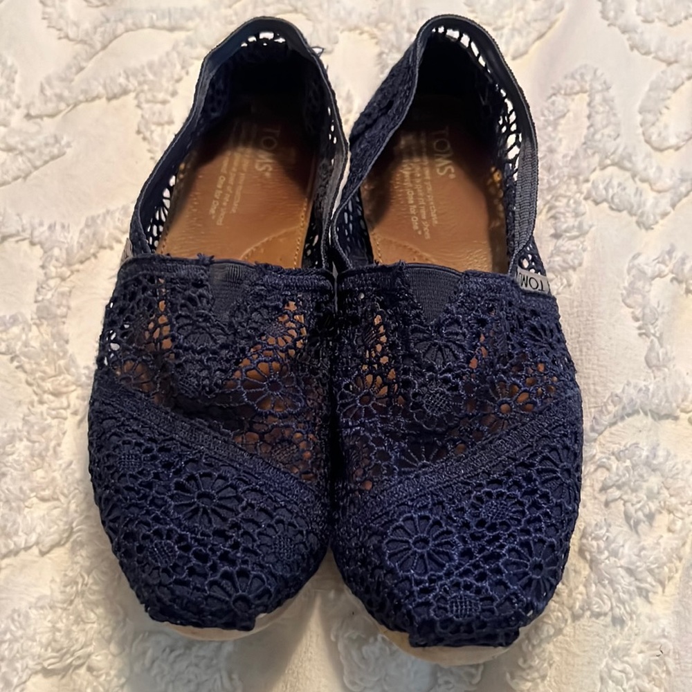 Navy lace Toms size 8